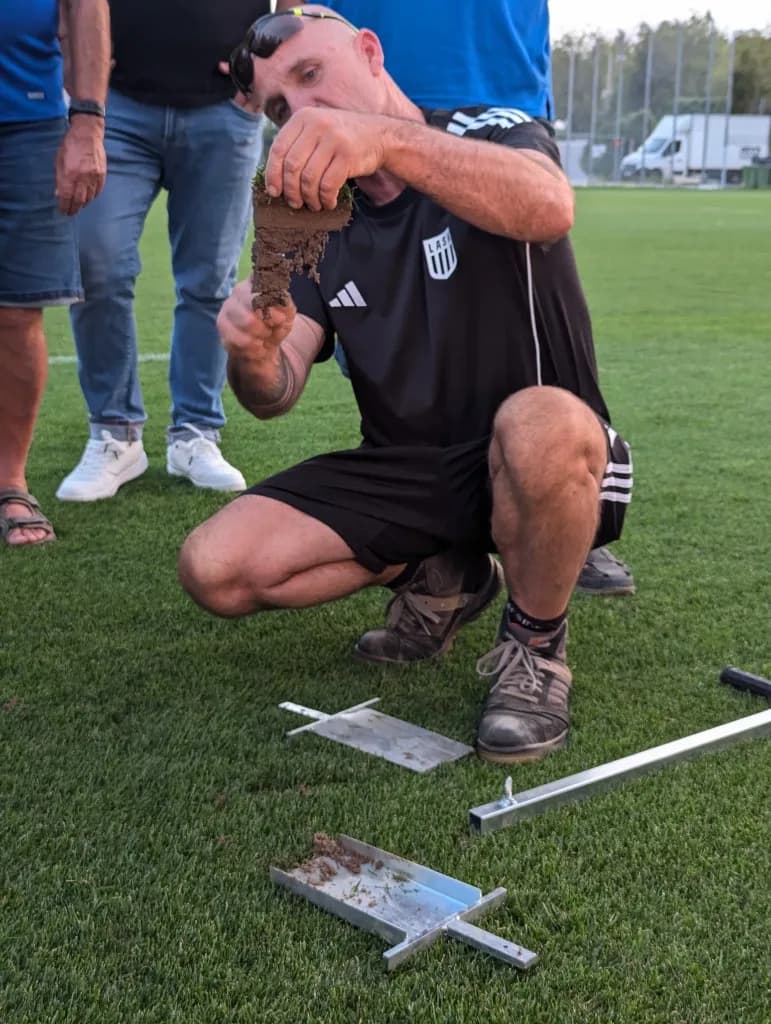 Greenkeeper bei der Rasenanalyse